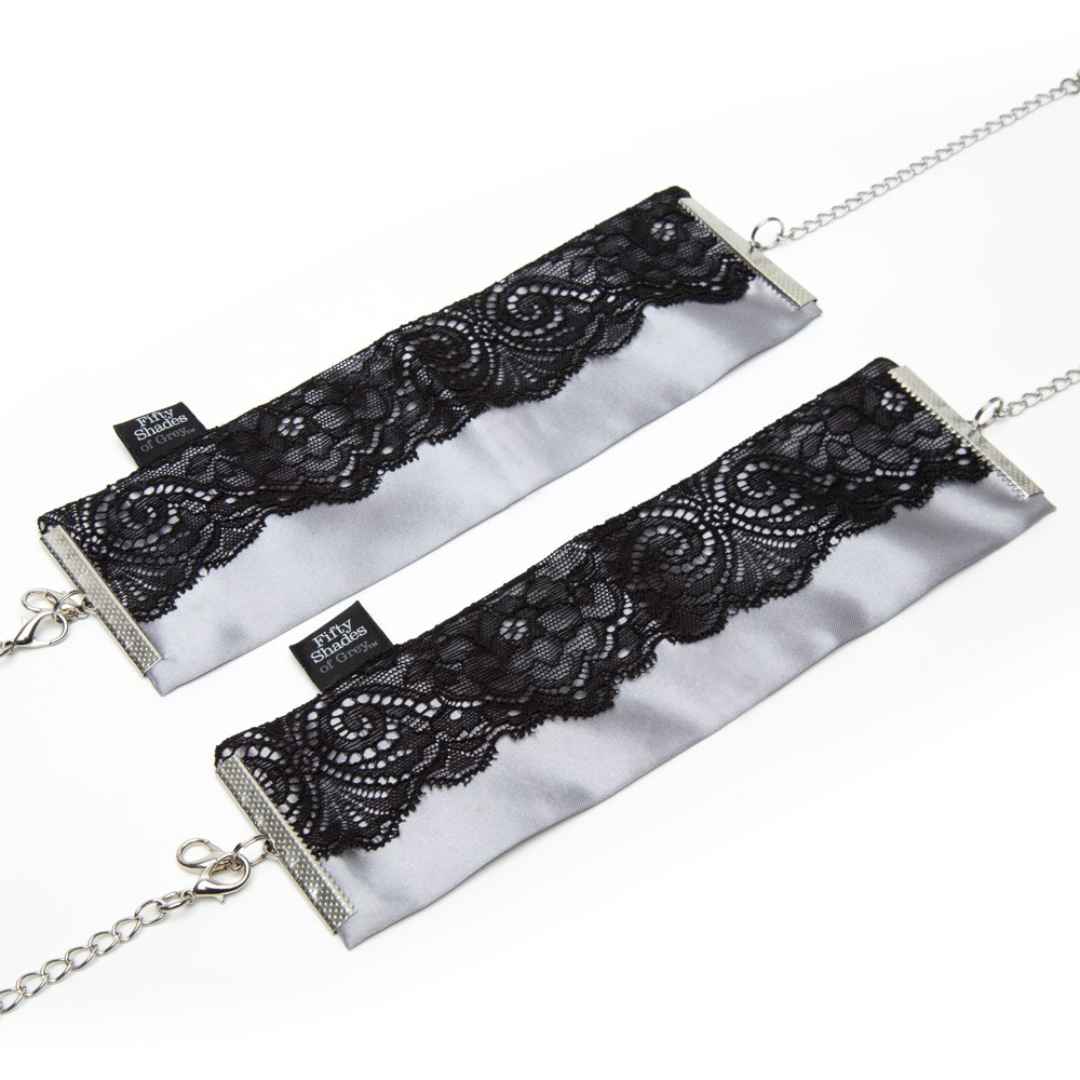 Handschellen „Play Nice Satin & Lace Wrist Cuffs“