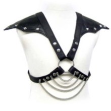 Leder Harness mit Schulterflügeln und Metallketten Leder Harness mit Schulterflügeln und Metallketten