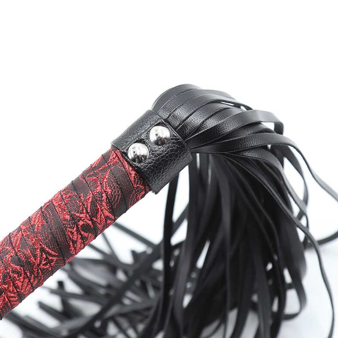 Flogger in rot-schwarzer Optik