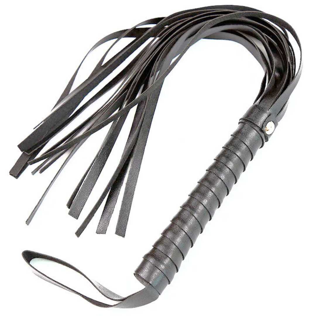 Flogger mit silberfarbenen Nieten