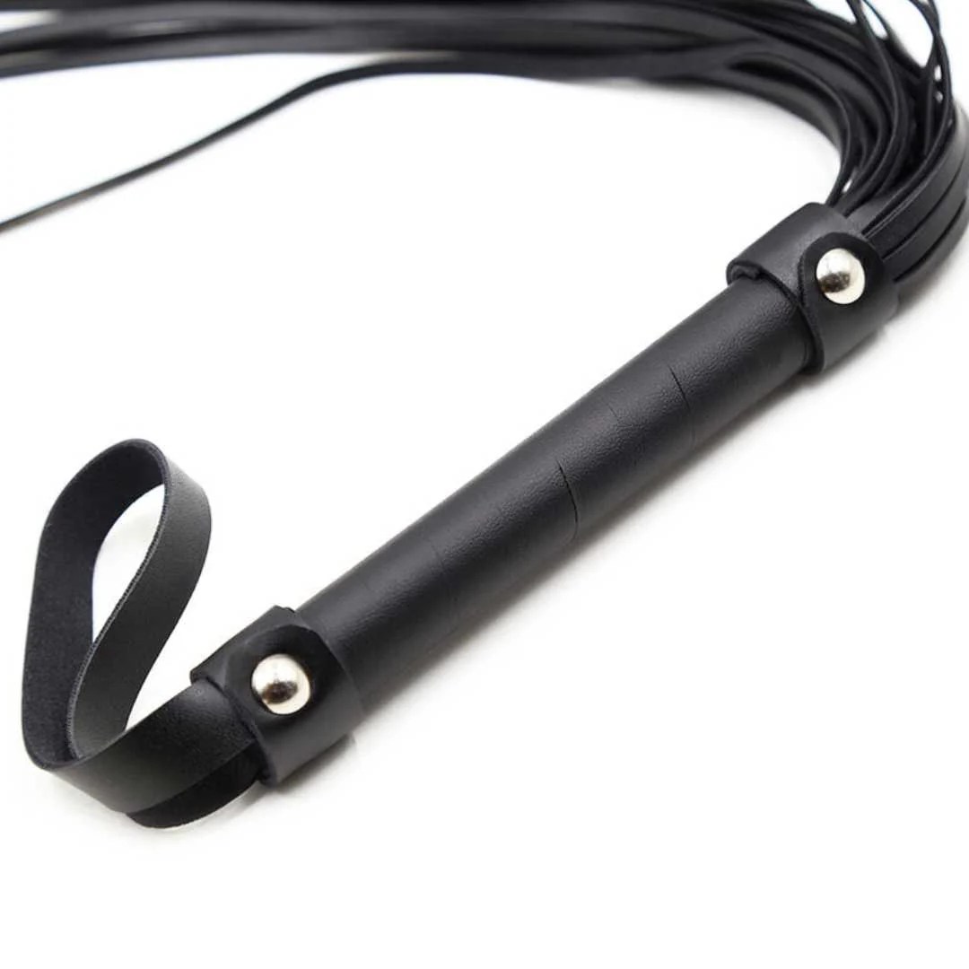 Flogger mit silbernen Nieten