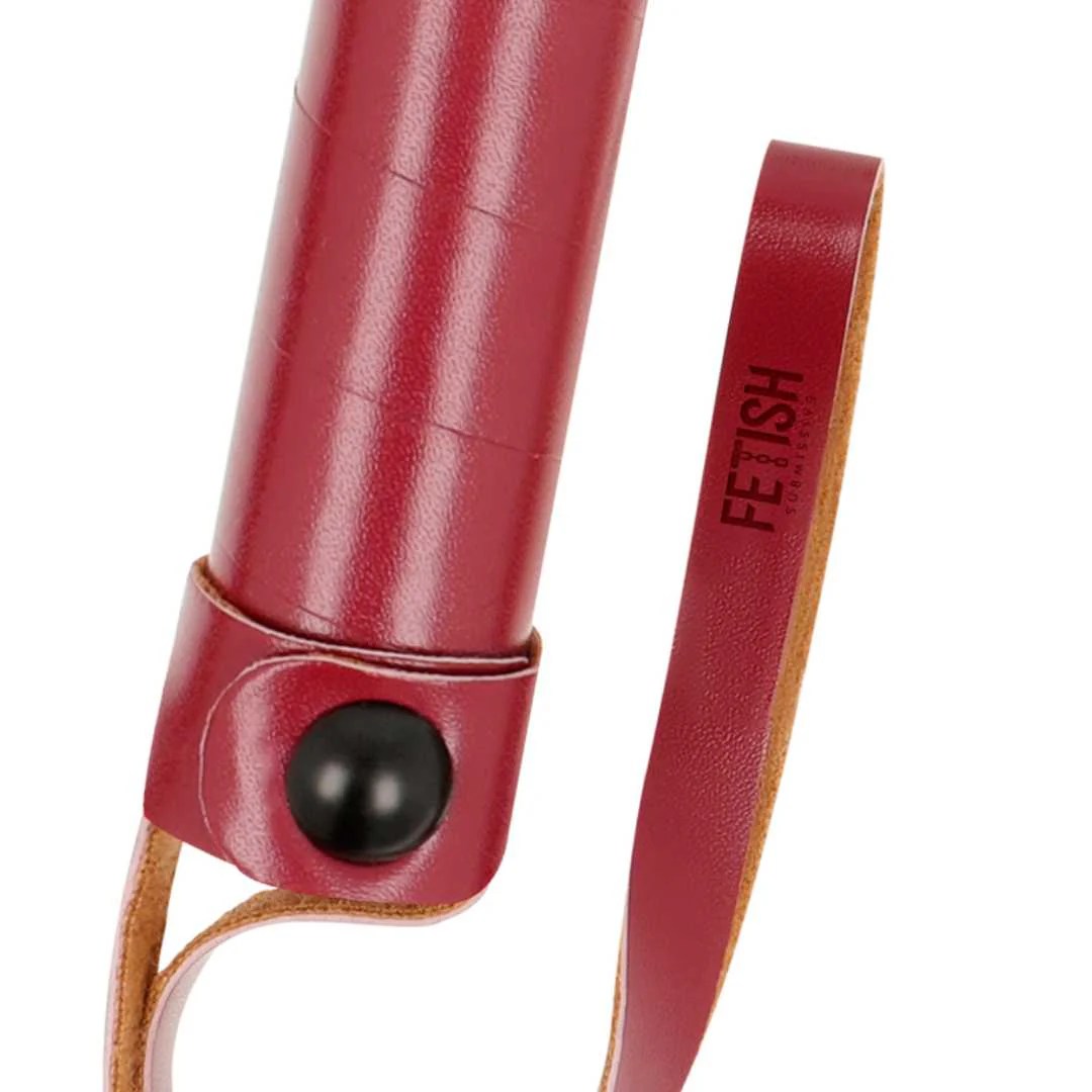 Rote Peitsche aus veganem Leder