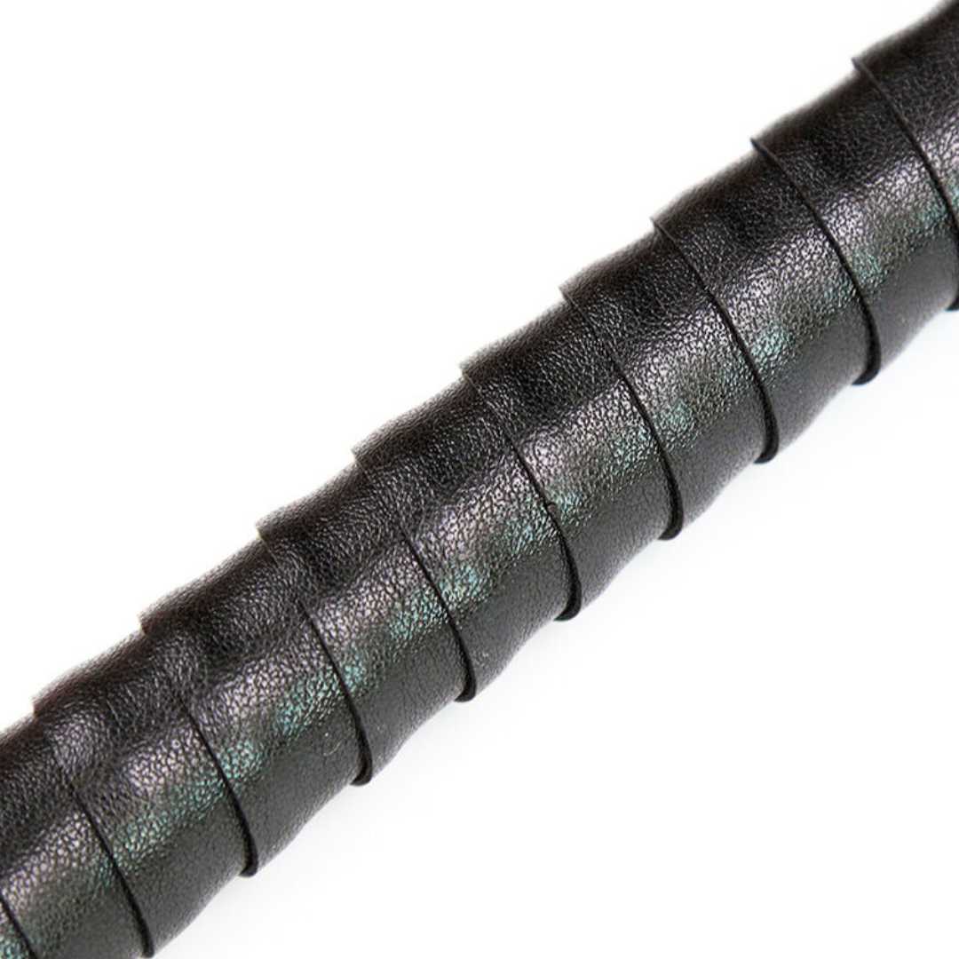 Flogger mit silberfarbenen Nieten