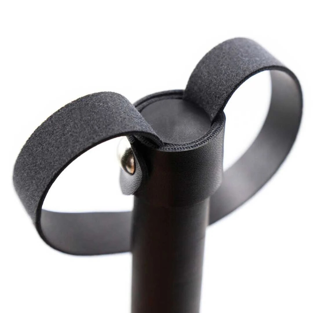 Flogger mit silbernen Nieten