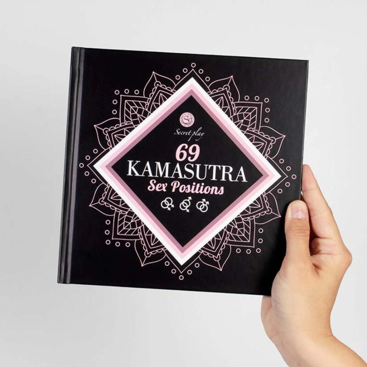 Buch mit Kamasutra Stellungen für Paare