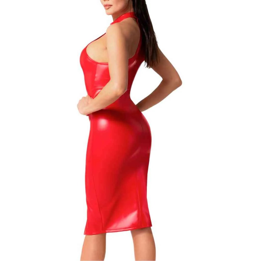 Enges Kleid im Powerwetlook