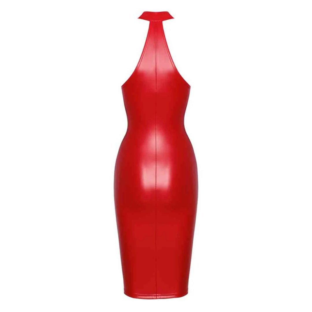 Enges Kleid im Powerwetlook