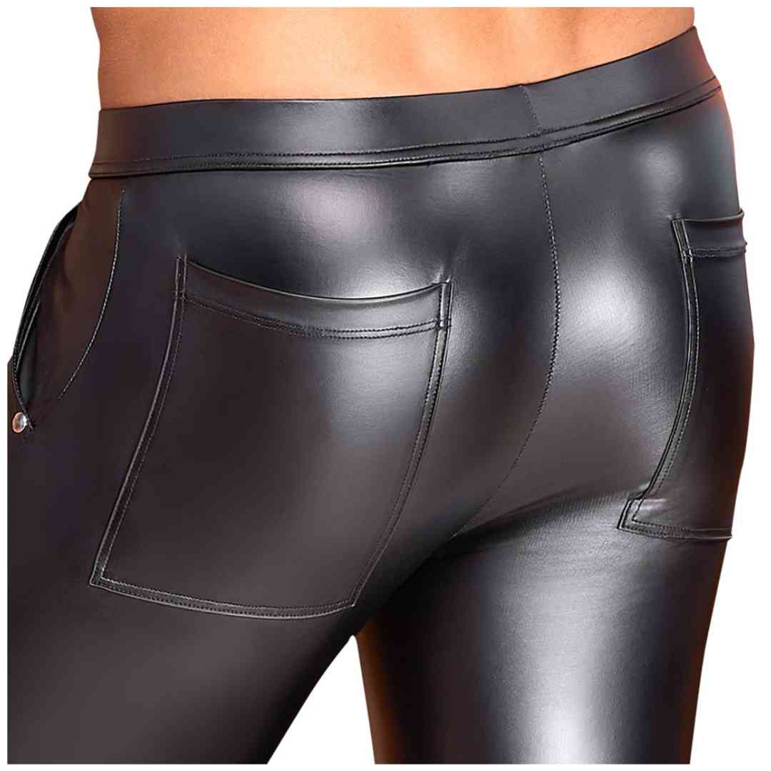 Hose im Mattlook mit Nieten-Details