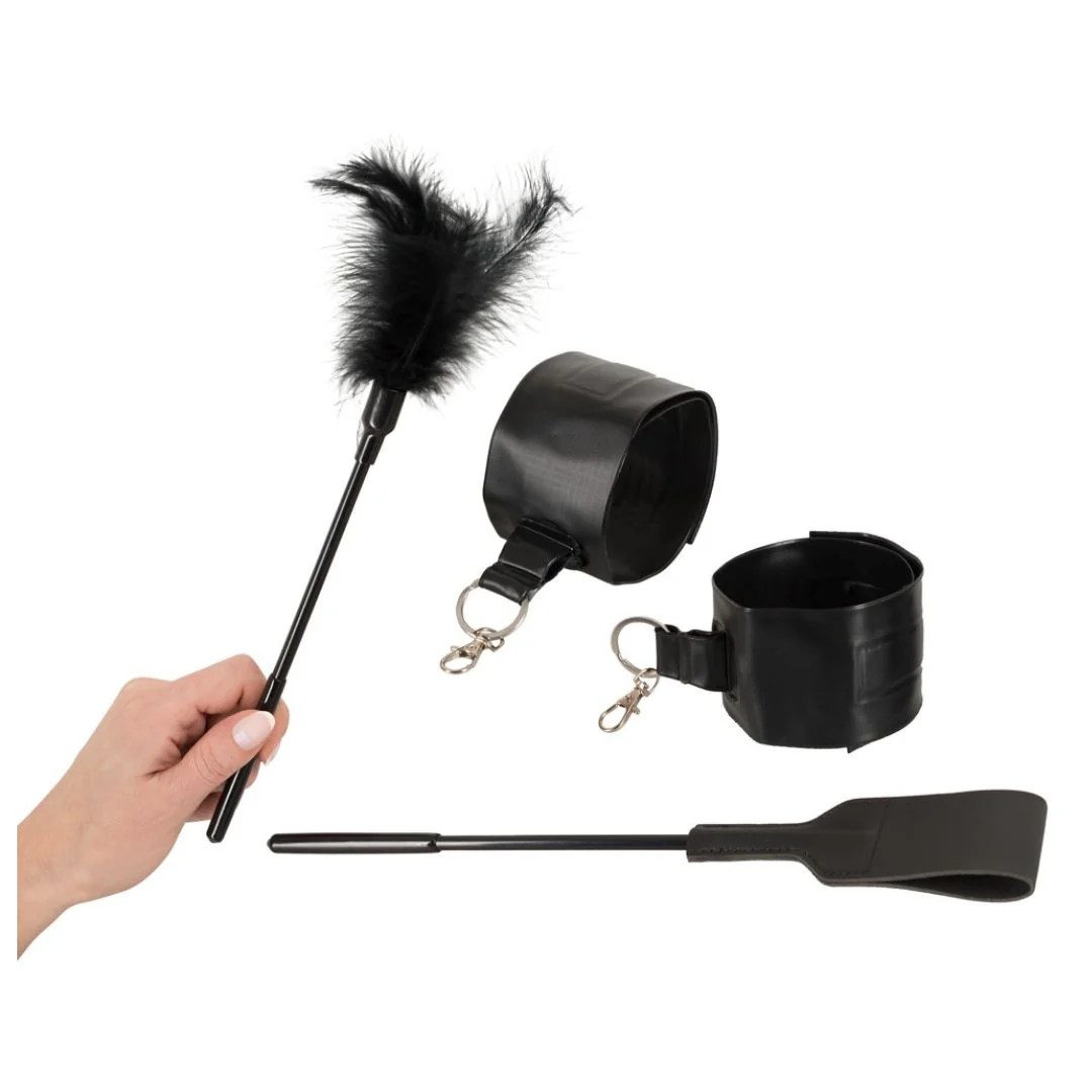 Liebeskissen mit Handschellen, Paddle und Federstab
