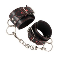 Handfessel im Lederlook mit ausgestanzten Herzen Handfessel im Lederlook mit ausgestanzten Herzen