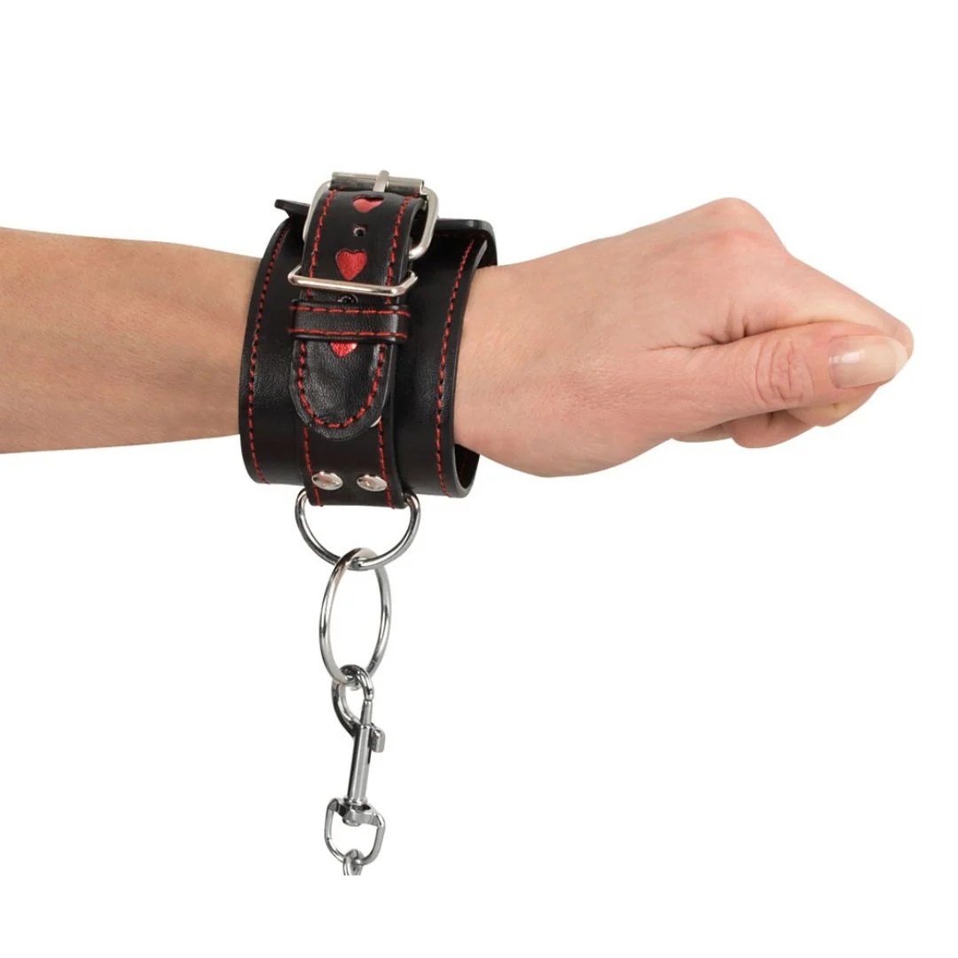 Handfessel im Lederlook mit ausgestanzten Herzen