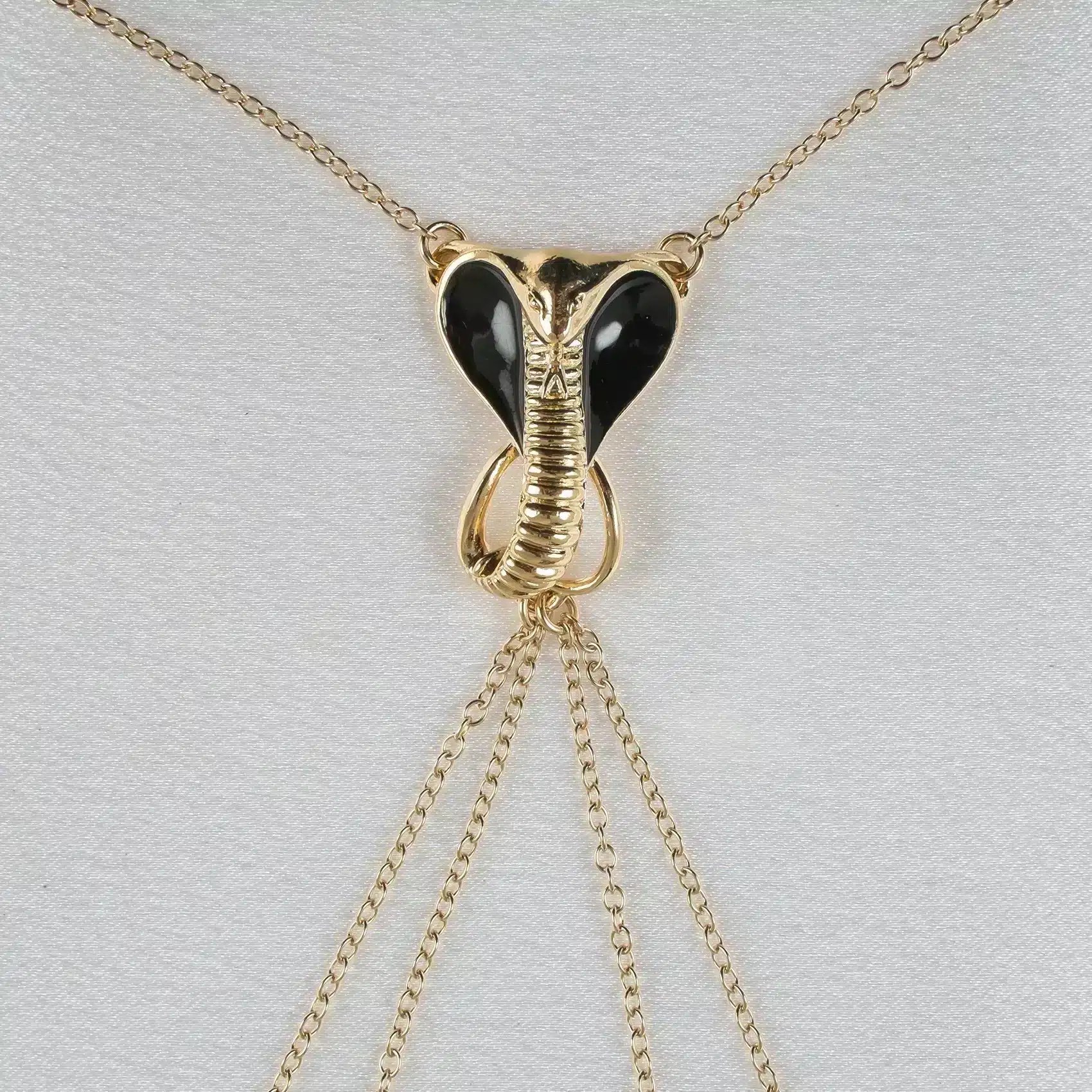 Sylvie Monthulé - Truhenschmuck Heilige Kobra 