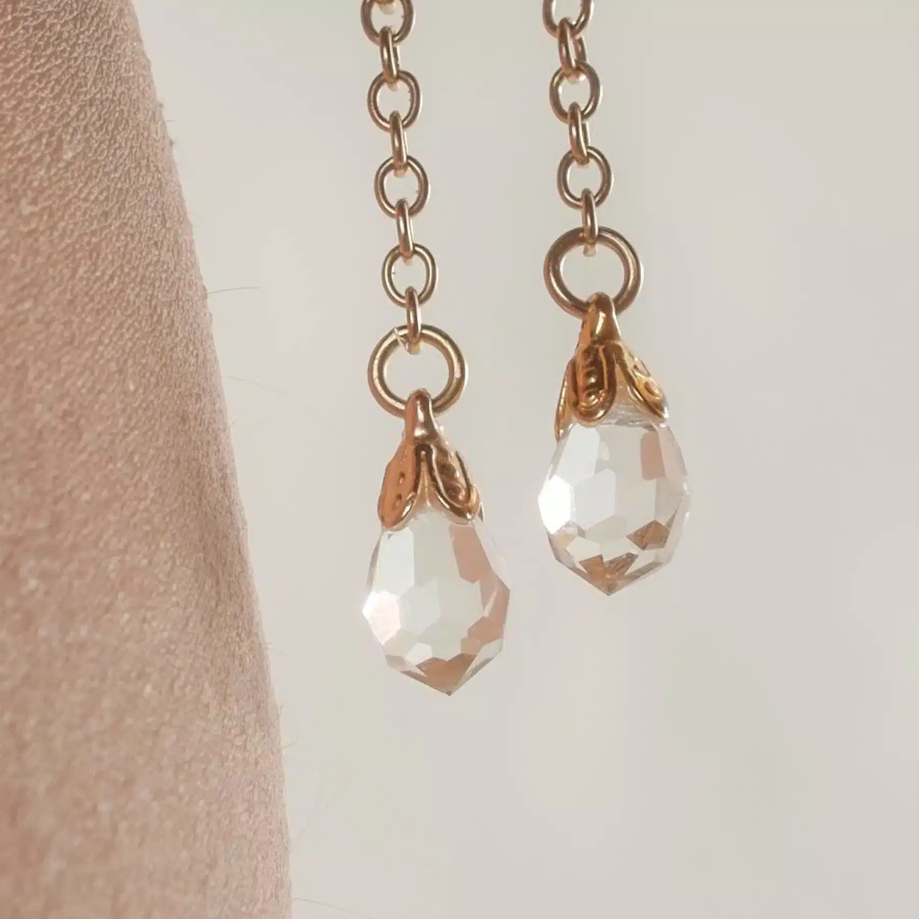 Sylvie Monthulé - Schamlippenklammern Gold und Kristall