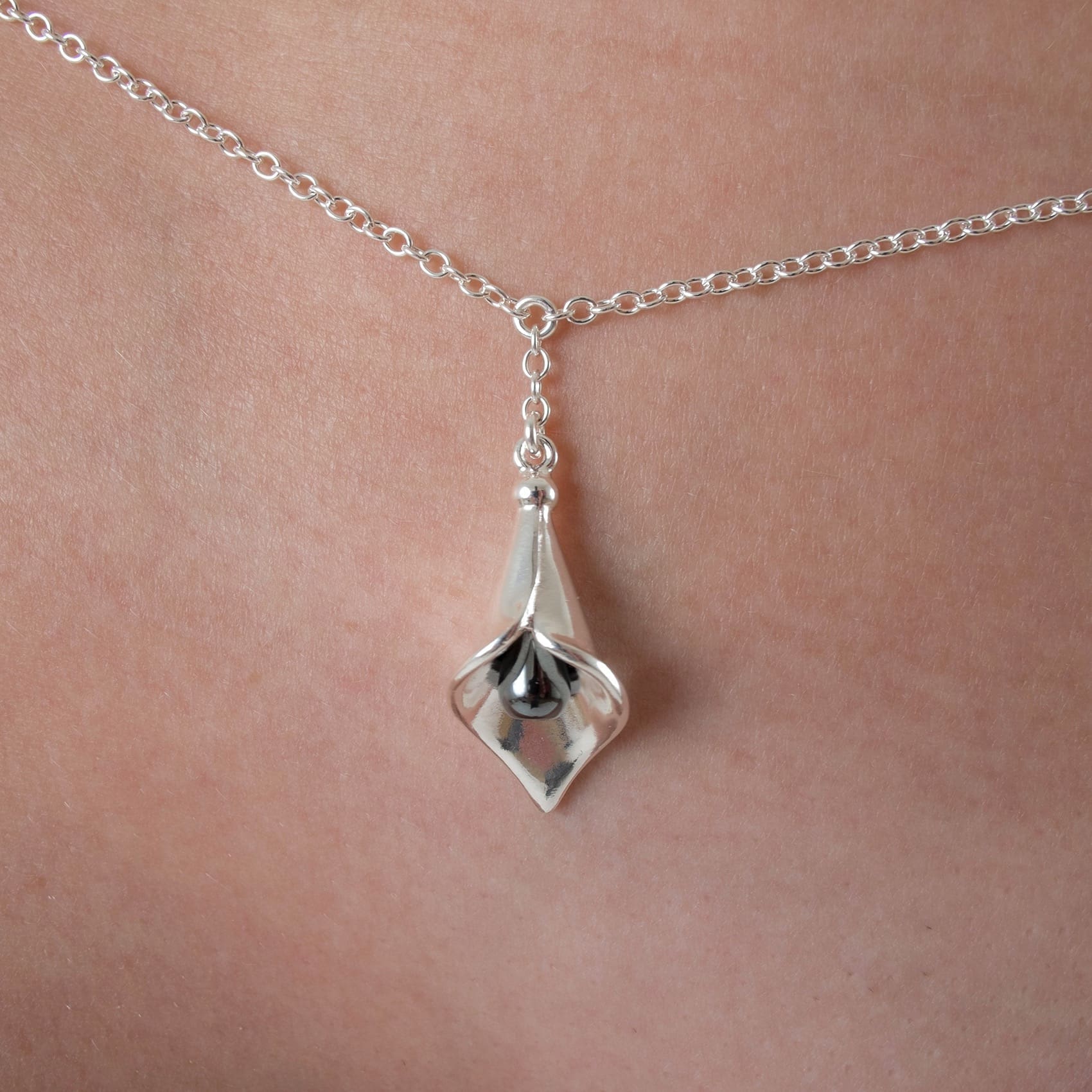 Sylvie Monthulé - Hüftkette Arum Blume 