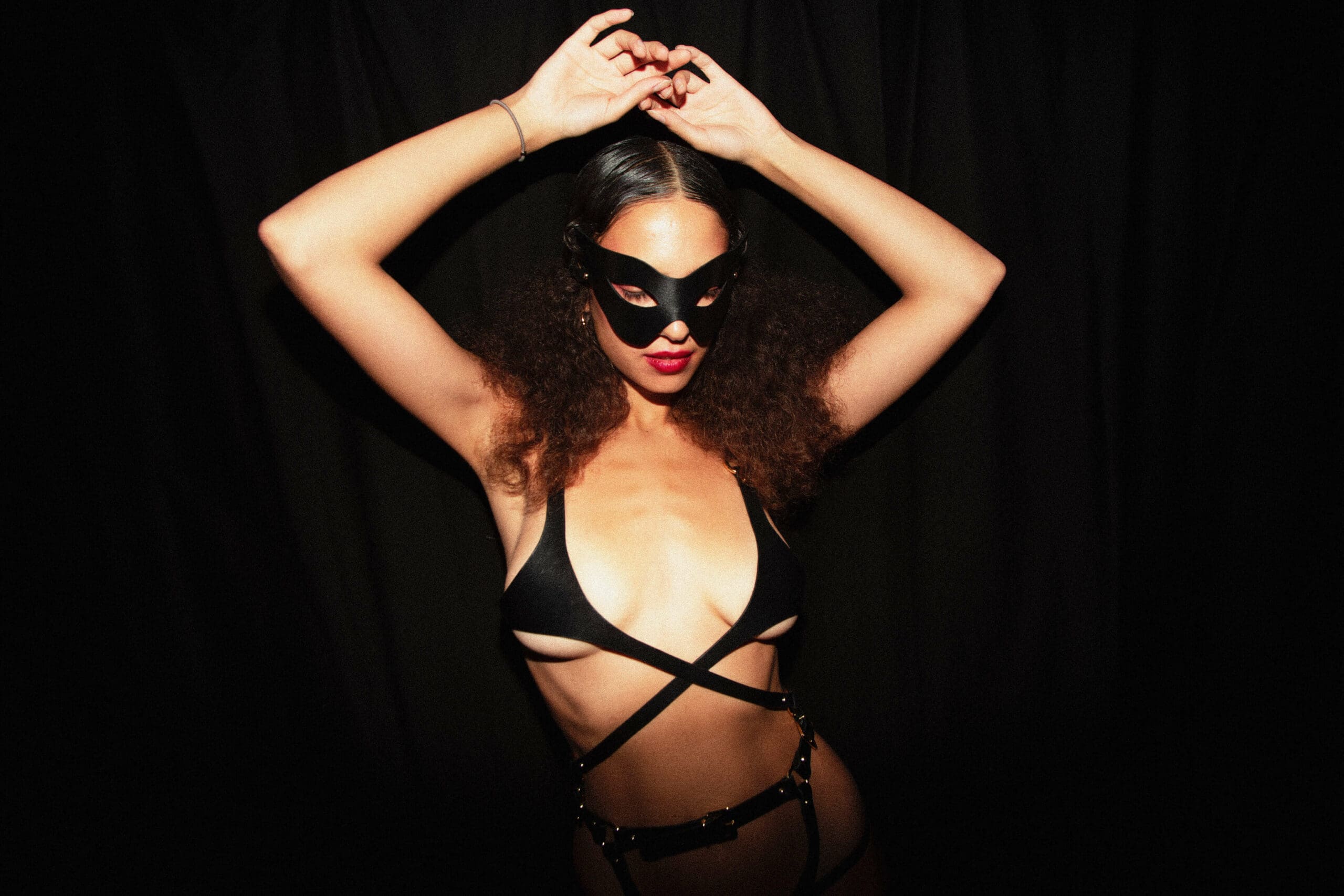 Elif Domanic - Gekreuzter Harness-BH Größe S