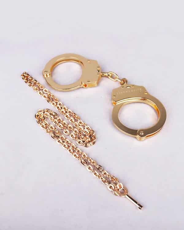 Elif Domanic - Vergoldete Handschellen