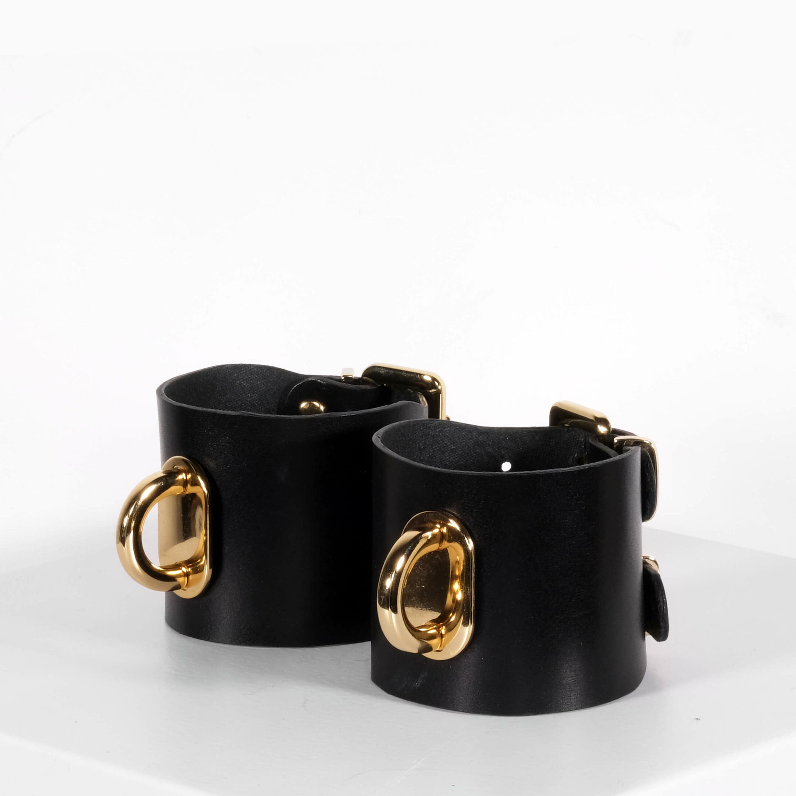 Elif Domanic - Kia Handschellen