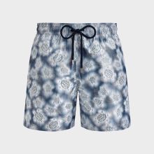 Vilebrequin - Ronde Des Tortues 360° Badeshorts Für Herren - Vilebrequin X Maison Bucol - Bademode - Moopea - Blau - Größe XXXL Vilebrequin - Ronde Des Tortues 360° Badeshorts Für Herren - Vilebrequin X Maison Bucol - Bademode - Moopea - Blau - Größe XXXL