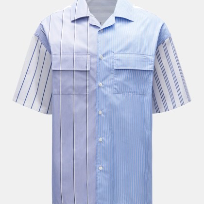 JW Anderson - Herren - Kurzarmhemd Kubanischer Kragen graublau/rauchblau/weiß gestreift JW Anderson - Herren - Kurzarmhemd Kubanischer Kragen graublau/rauchblau/weiß gestreift