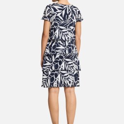 Stufenkleid mit U-Boot-Ausschnitt Stufenkleid mit U-Boot-Ausschnitt