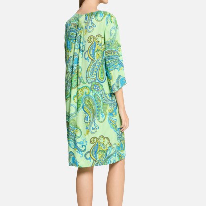 Sommerkleid mit V-Ausschnitt Sommerkleid mit V-Ausschnitt