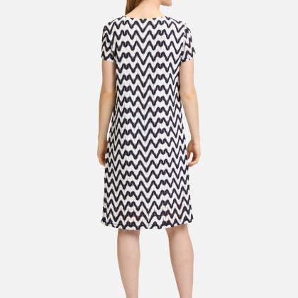 Sommerkleid mit V-Ausschnitt Sommerkleid mit V-Ausschnitt