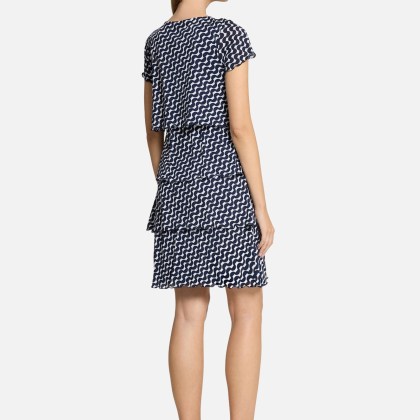 Stufenkleid mit U-Boot-Ausschnitt Stufenkleid mit U-Boot-Ausschnitt