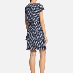 Stufenkleid mit U-Boot-Ausschnitt Stufenkleid mit U-Boot-Ausschnitt