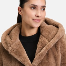 Plüschjacke mit Kapuze Plüschjacke mit Kapuze