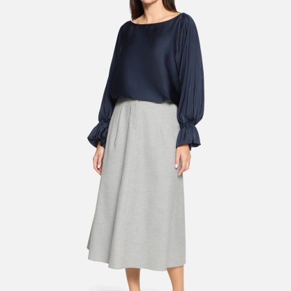 Satin-Bluse mit U-Boot-Ausschnitt – Bild 2