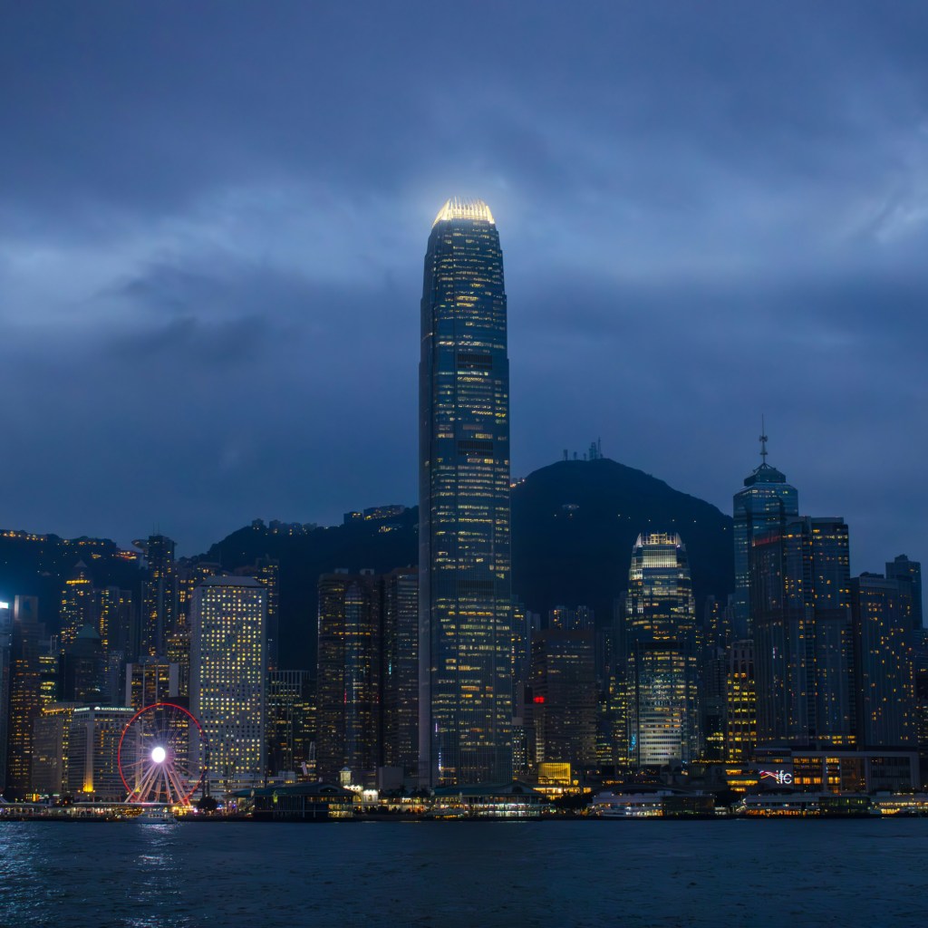Hong Kong figyelmeztetést ad ki, miután a Yinxing szuper tájfun veszélye fenyegeti a térséget Hong Kong figyelmeztetést ad ki, miután a Yinxing szuper tájfun veszélye fenyegeti a térséget