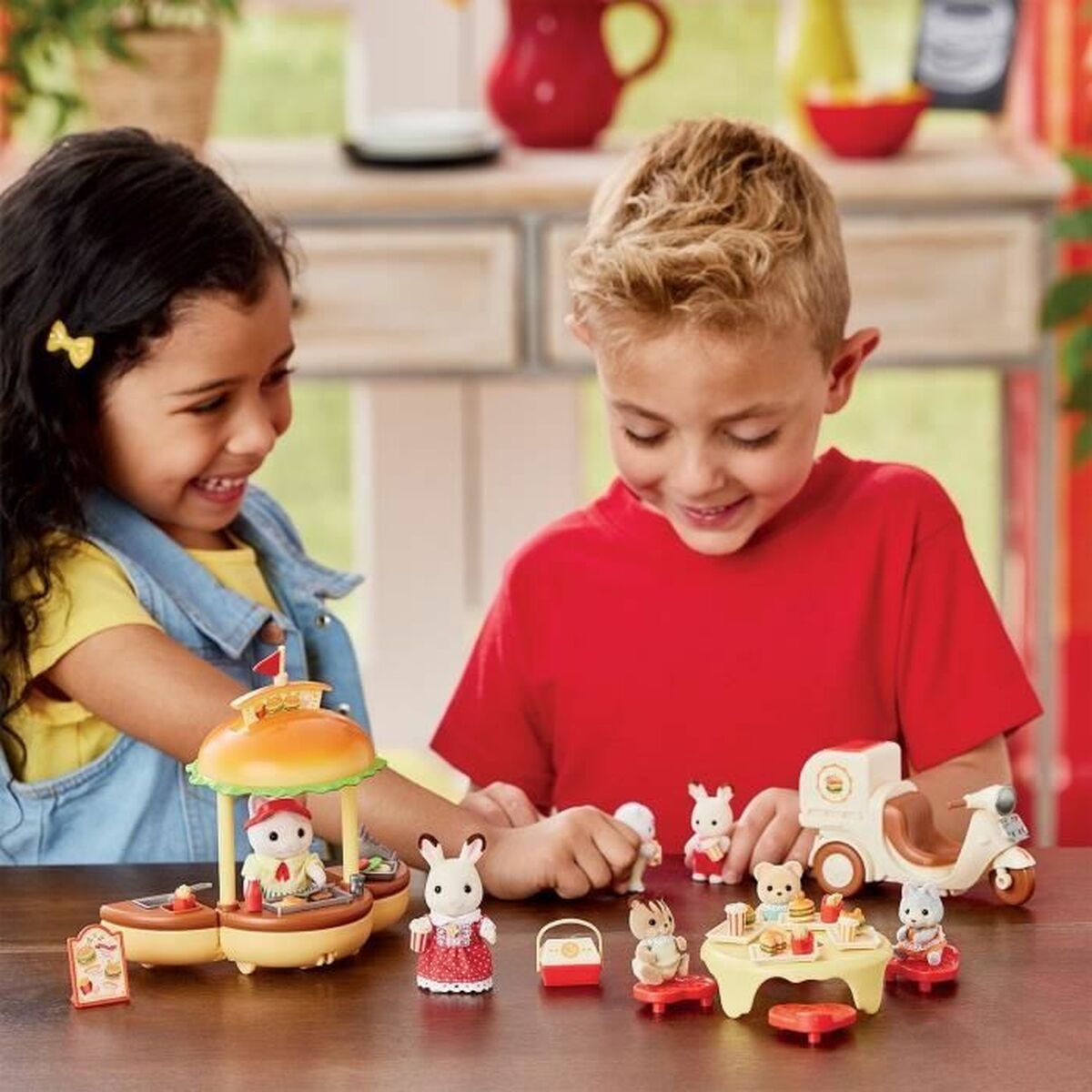 Dolls House Accessories Sylvanian Families Puesto de hamburguesas – Papa Latte Cat y Scooter 30 Pieces