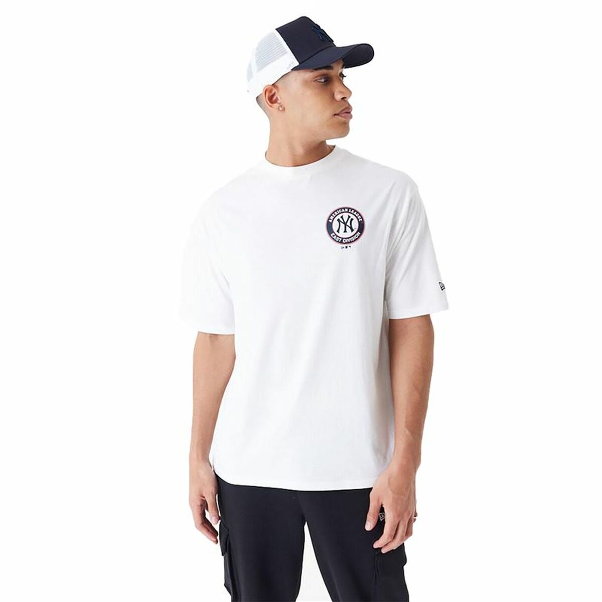 Men’s Short Sleeve T-Shirt New Era MLB PLAYER GRPHC OS TEE NEYYAN 60435538 White (L) Men’s Short Sleeve T-Shirt New Era MLB PLAYER GRPHC OS TEE NEYYAN 60435538 White (L)