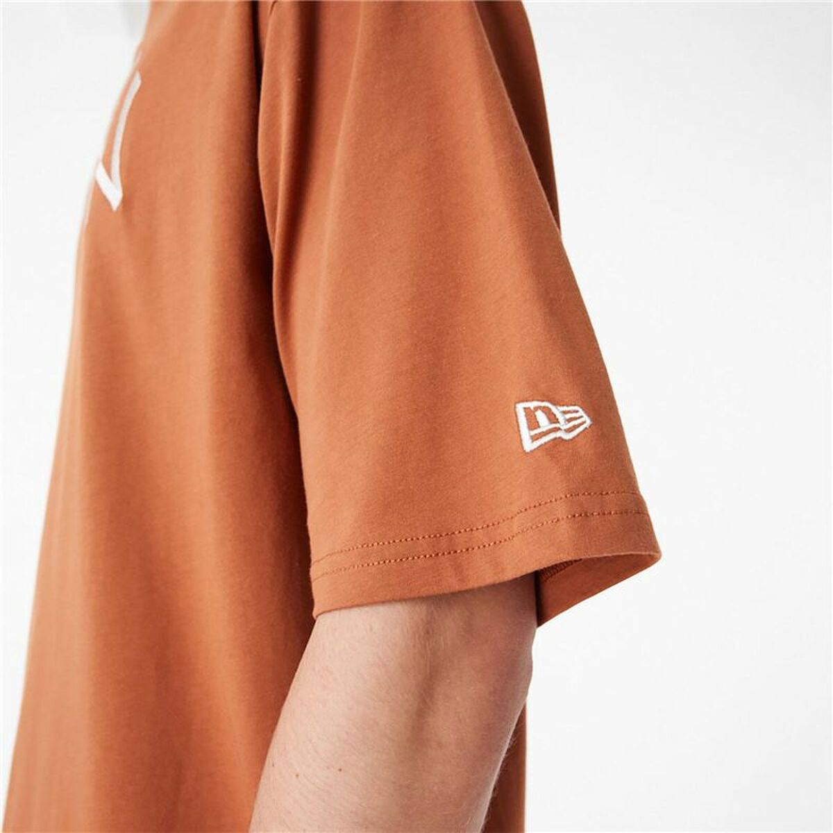 Menâs Short Sleeve T-Shirt New Era LEAGUE ESSNTLS LC OS TEE NEYYAN 60435552 Brown (L)