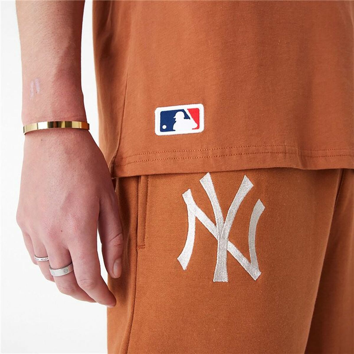 Menâs Short Sleeve T-Shirt New Era LEAGUE ESSNTLS LC OS TEE NEYYAN 60435552 Brown (L)