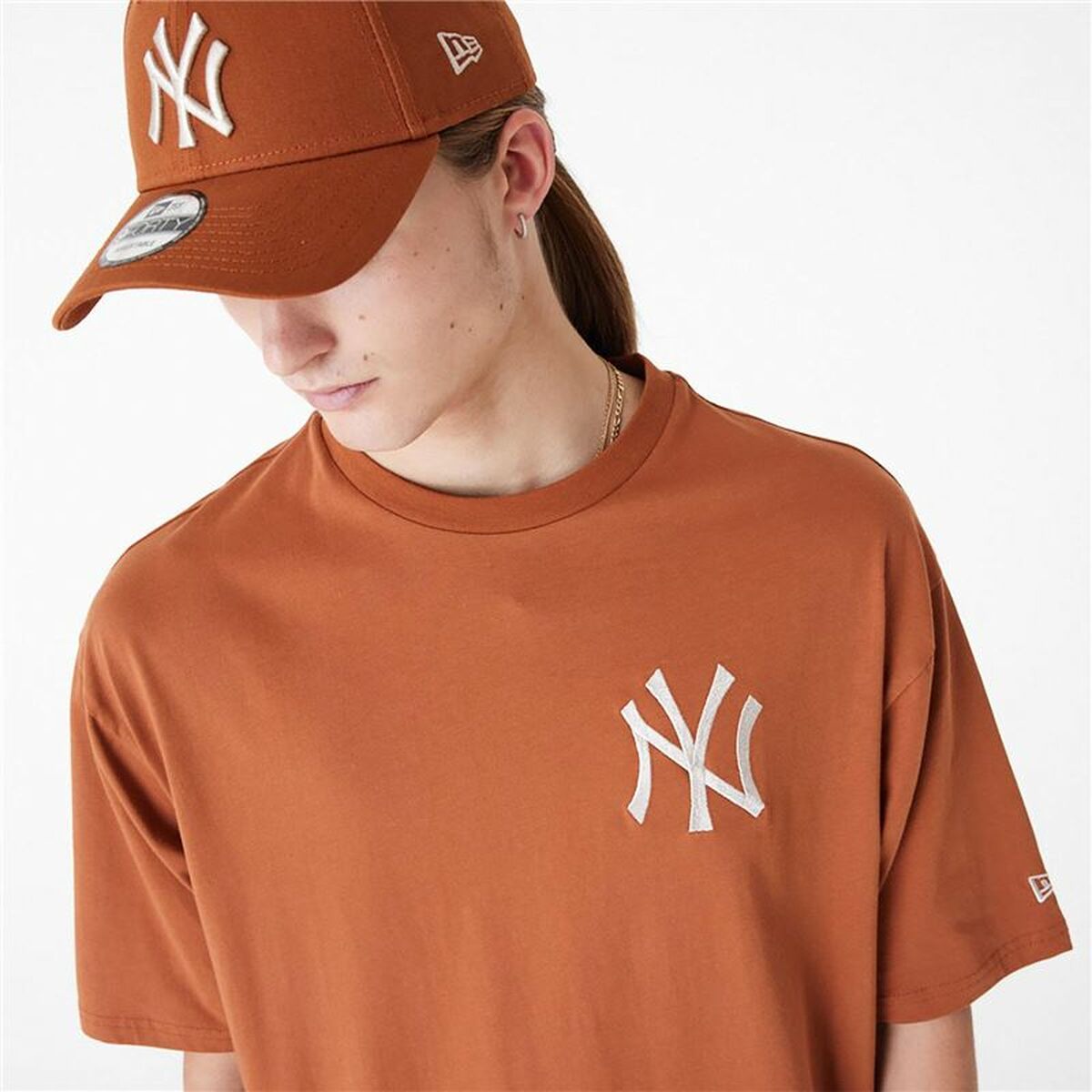 Menâs Short Sleeve T-Shirt New Era LEAGUE ESSNTLS LC OS TEE NEYYAN 60435552 Brown (L)
