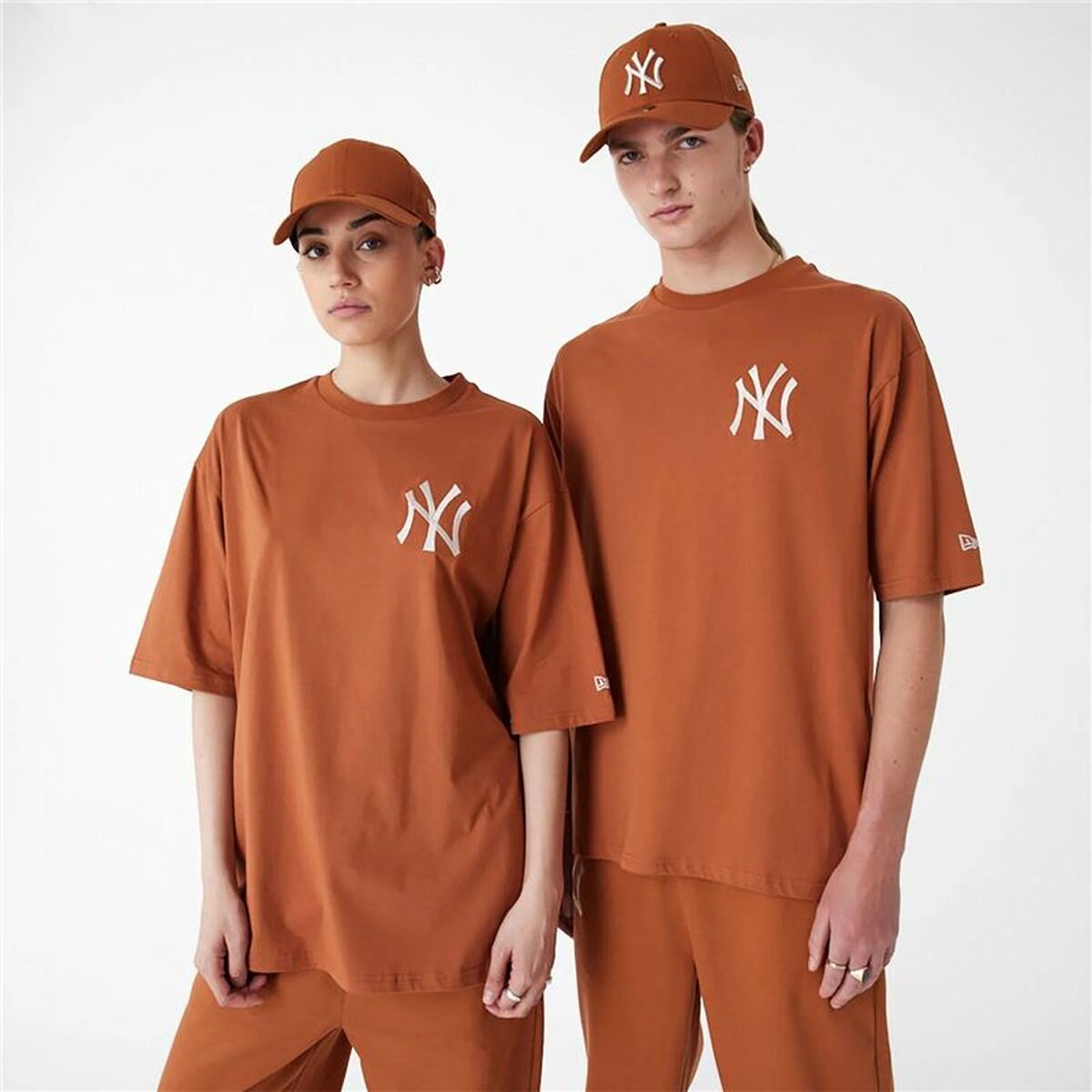 Menâs Short Sleeve T-Shirt New Era LEAGUE ESSNTLS LC OS TEE NEYYAN 60435552 Brown (L)