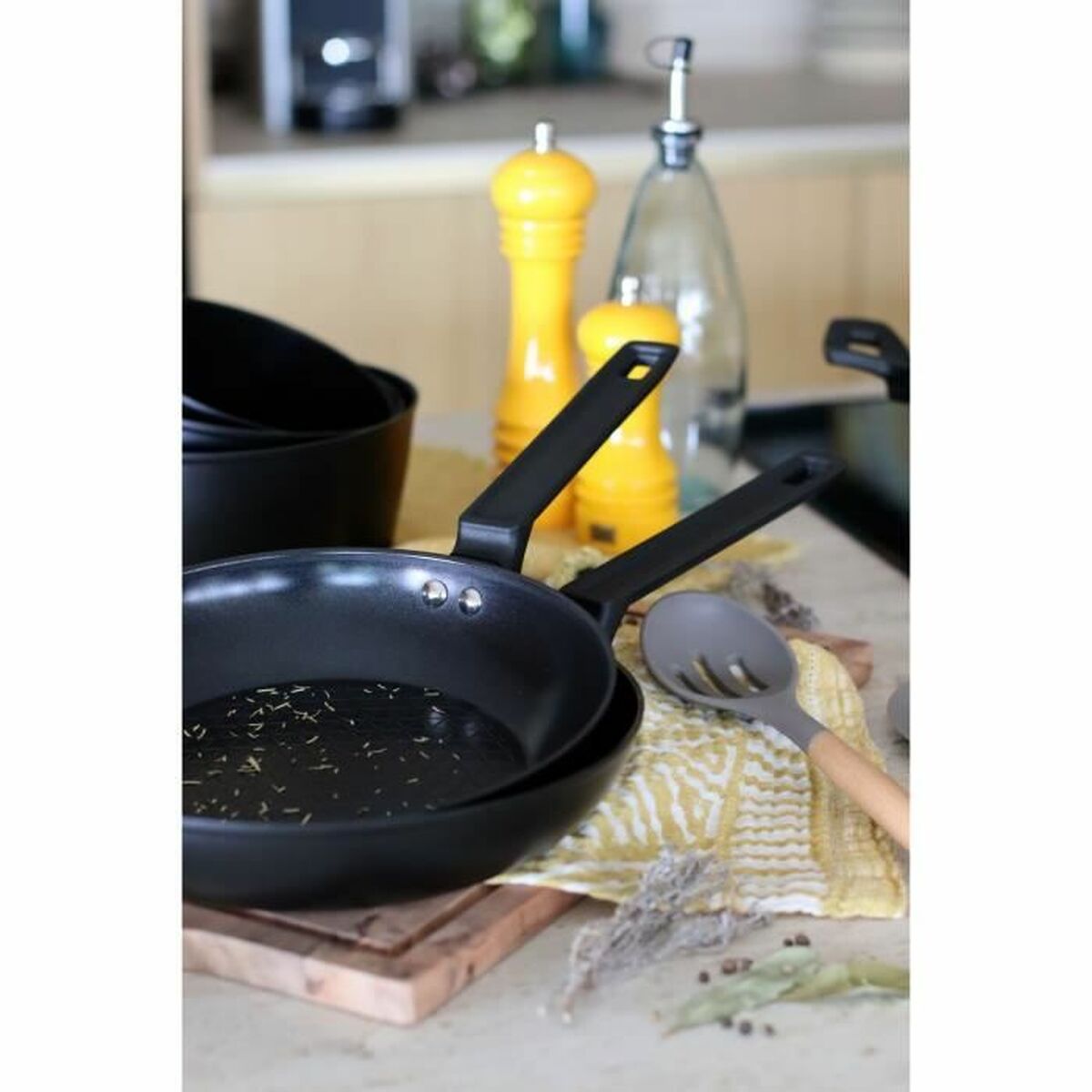 Pan Menastyl Black Toughened aluminium  20 cm