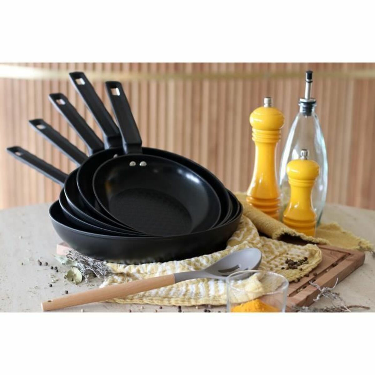 Pan Menastyl Black Toughened aluminium  20 cm