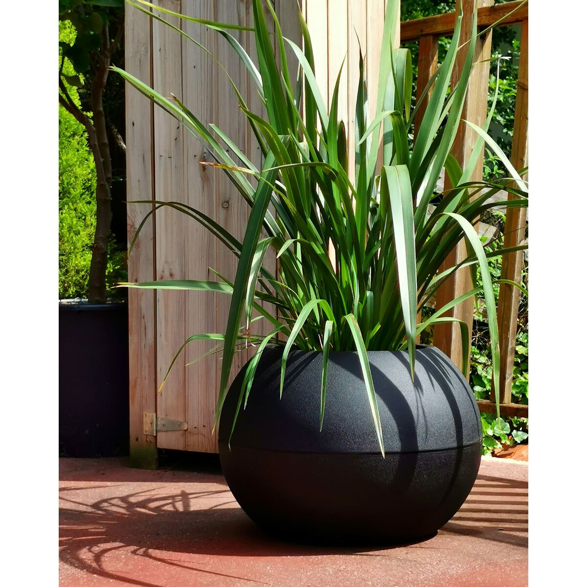 Planter Riviera D40 Ball Black Granite  40 cm