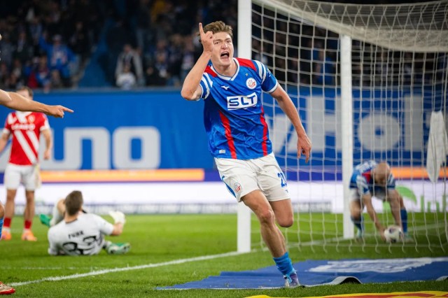 Los Rangers suspenden la persecución del delantero Ryan Naderi (22) debido a exigencias irrazonables del Hansa Rostock Los Rangers suspenden la persecución del delantero Ryan Naderi (22) debido a exigencias irrazonables del Hansa Rostock