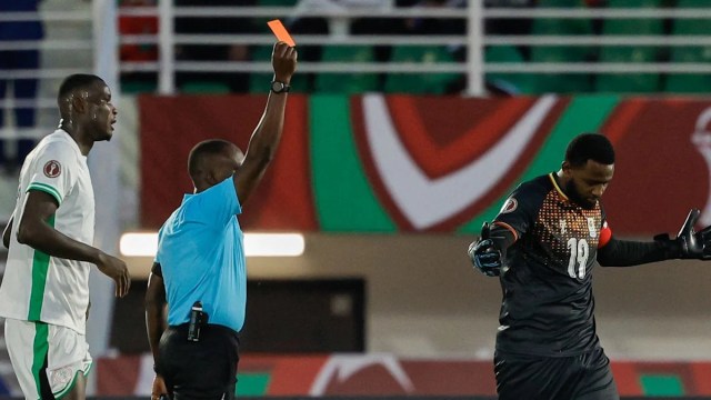 Nigeria arrasa en el grupo mientras Uganda, de 10 hombres, utiliza tres porteros Nigeria arrasa en el grupo mientras Uganda, de 10 hombres, utiliza tres porteros