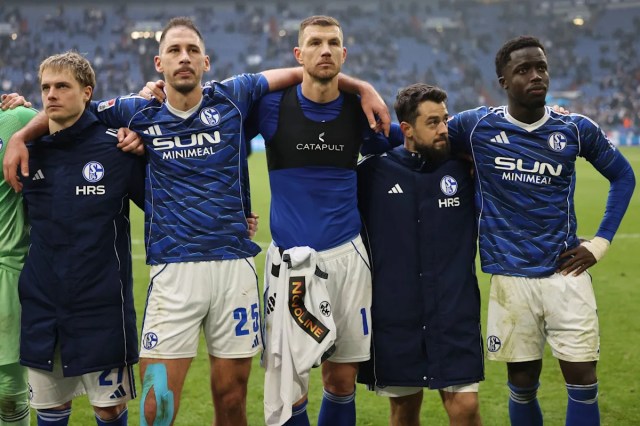 El Schalke planea ofrecer a Edin Dzeko (39) una prórroga de un año si está dispuesto a quedarse en Gelsenkirchen El Schalke planea ofrecer a Edin Dzeko (39) una prórroga de un año si está dispuesto a quedarse en Gelsenkirchen