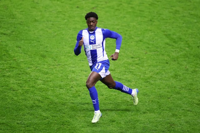 Swindon ficha cedido al extremo del Brentford Olakigbe Swindon ficha cedido al extremo del Brentford Olakigbe