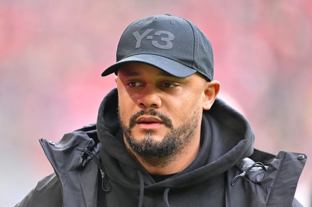 Vincent Kompany se ríe de la pregunta tras la primera derrota del Bayern de Múnich en la Bundesliga en 10 meses Vincent Kompany se ríe de la pregunta tras la primera derrota del Bayern de Múnich en la Bundesliga en 10 meses