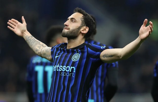 Informe: Calhanoglu seguirá en el Inter un año más Informe: Calhanoglu seguirá en el Inter un año más