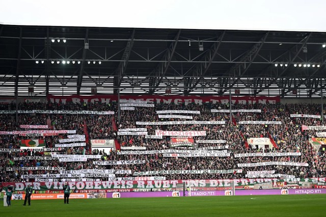 El entrenador del Augsburgo habla de ganar un partido mediante penalti una semana después del caos del VAR en Maguncia El entrenador del Augsburgo habla de ganar un partido mediante penalti una semana después del caos del VAR en Maguncia