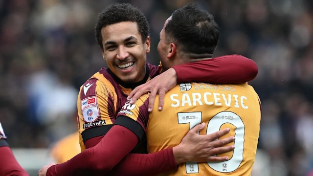 Crawley ficha a Richards de Bradford mientras Gordon regresa Crawley ficha a Richards de Bradford mientras Gordon regresa