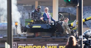 El boxeador de peso pesado Derek Chisora viaja en un tanque militar con Nigel Farage para un evento de prensa El boxeador de peso pesado Derek Chisora viaja en un tanque militar con Nigel Farage para un evento de prensa