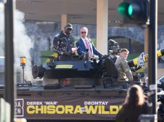 El boxeador de peso pesado Derek Chisora viaja en un tanque militar con Nigel Farage para un evento de prensa El boxeador de peso pesado Derek Chisora viaja en un tanque militar con Nigel Farage para un evento de prensa
